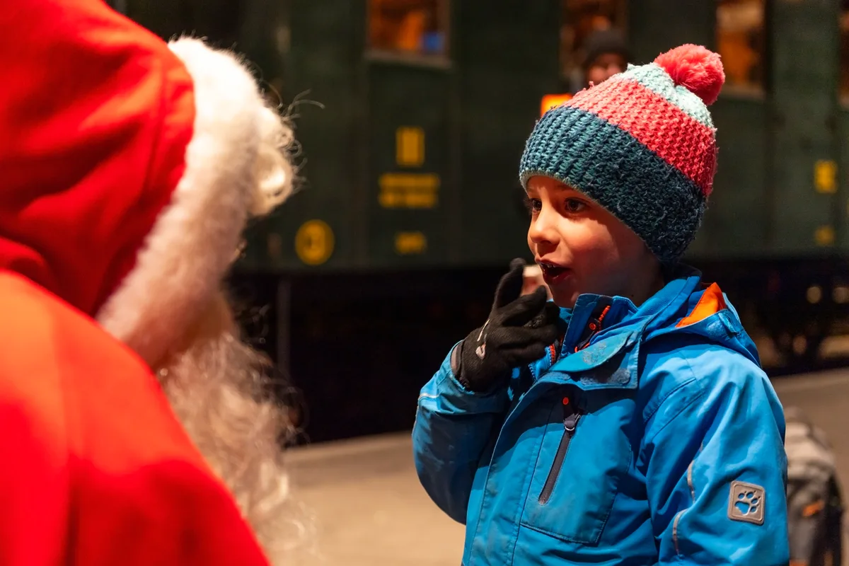 Nach der Zugfahrt war höchste Konzentration gefragt: Das Sprüchli für den Samichlaus wurde oft geübt. Grosser Andrang beim Samichlaus in Bauma.